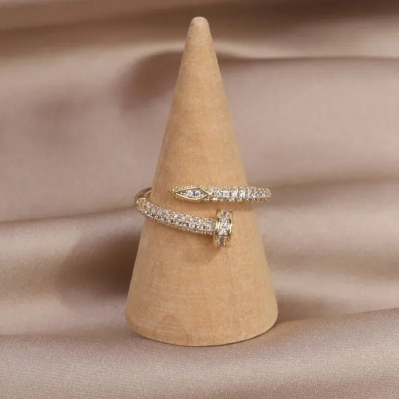 Bague Géométrique Élégante en Zircon: L'Accessoire Indispensable pour Sublimer Votre Style au Quotidien