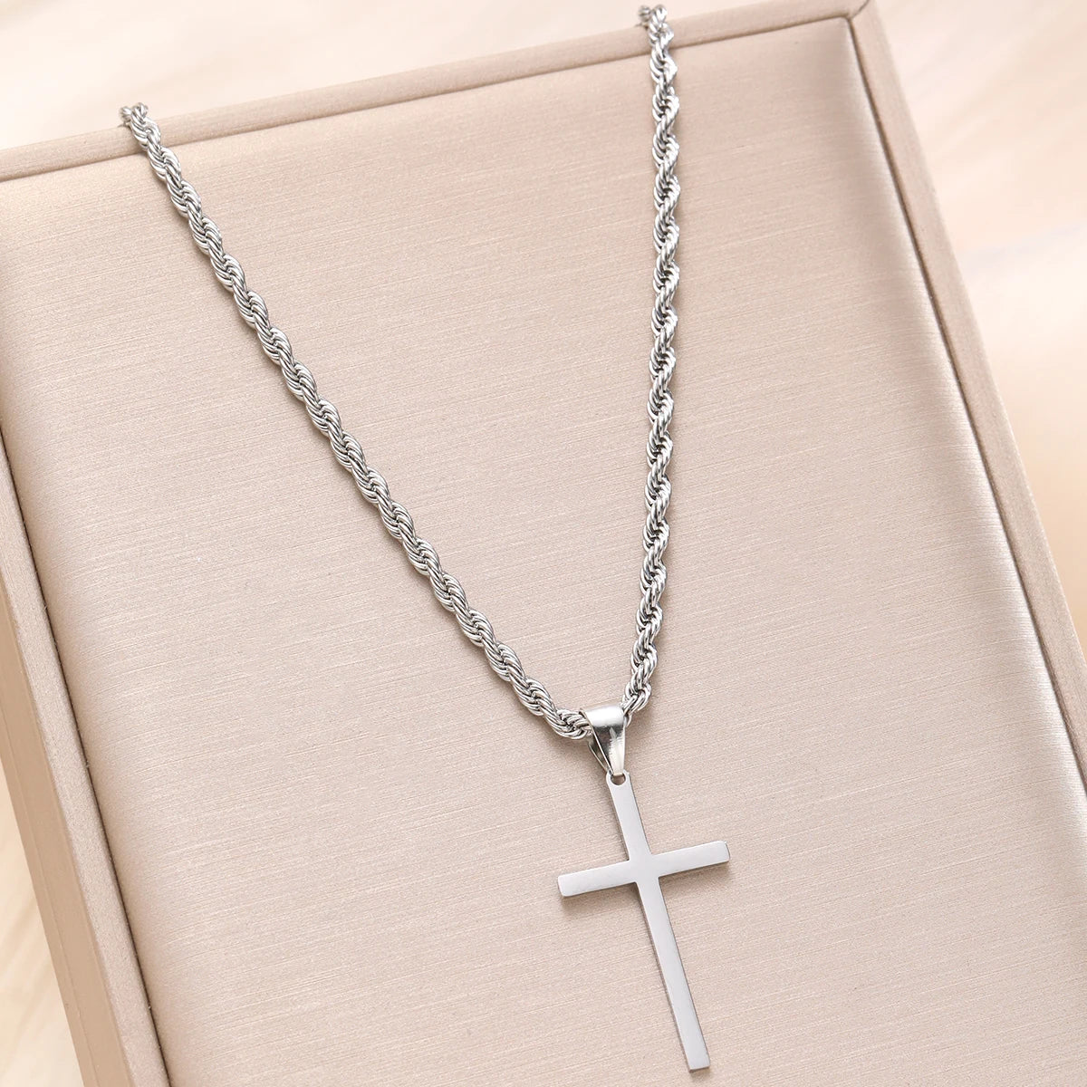 Collier Pendentif Croix en Acier Inoxydable Doré : Élégance Minimaliste pour Hommes et Femmes