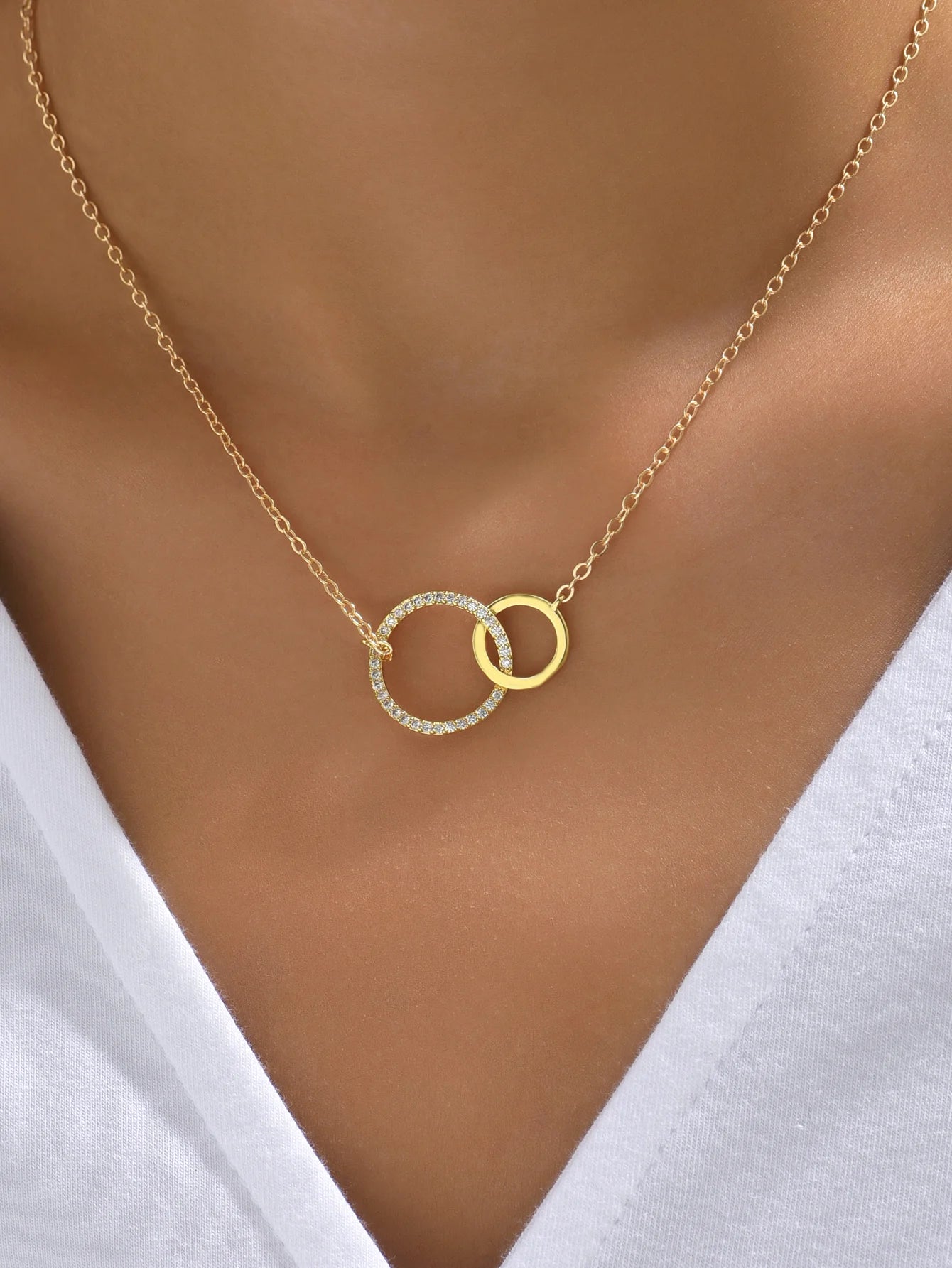 Collier en Acier Inoxydable pour Femmes : Élégance Minimaliste et Durabilité