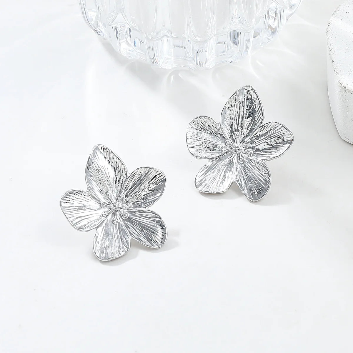 Boucles d'Oreilles Fleur en Acier Inoxydable : Élégance et Durabilité pour Femmes Modernes